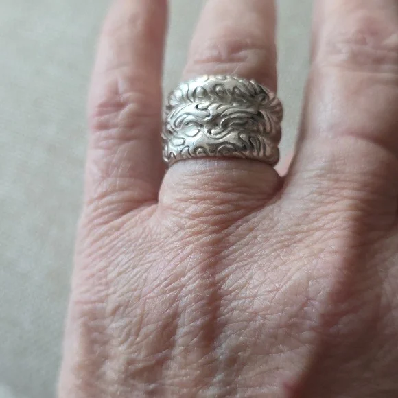STERLING SILVER 925 LADIES RING SIZE 6 WEIGHS A HEAVY 15.01 Grams